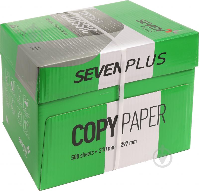 Стоит пачка бумаги svetocopy а4