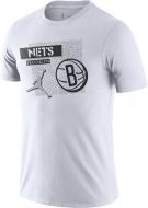 Футболка Nike BKN M NK DF ES JDN STMT 2 TEE DA6604-100 р.2XL белый Футболка Nike BKN M NK DF ES JDN STMT 2 TEE DA6604-100 р.2XL белый