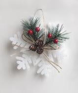 Декорация Снежинка с хвоей, ягодками и шишками 15 см Декорация Снежинка с хвоей, ягодками и шишками 15 см
