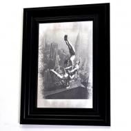 Репродукция Каскадеры над Нью-Йорком №1769 в раме за состаренным зеркалом 28x38 см SEAPS