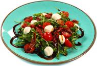 Салат с рукколой, томатами и сыром Салат с рукколой, томатами и сыром