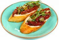 Брускети з крем-сиром та в'яленими томатами