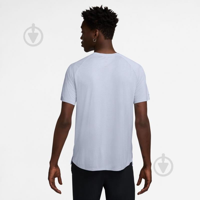 Футболка Nike M NK DFADV STRIDE SS TOP HV5203-057 р.S сірий - фото 2 Футболка Nike M NK DFADV STRIDE SS TOP HV5203-057 р.S сірий - фото 2