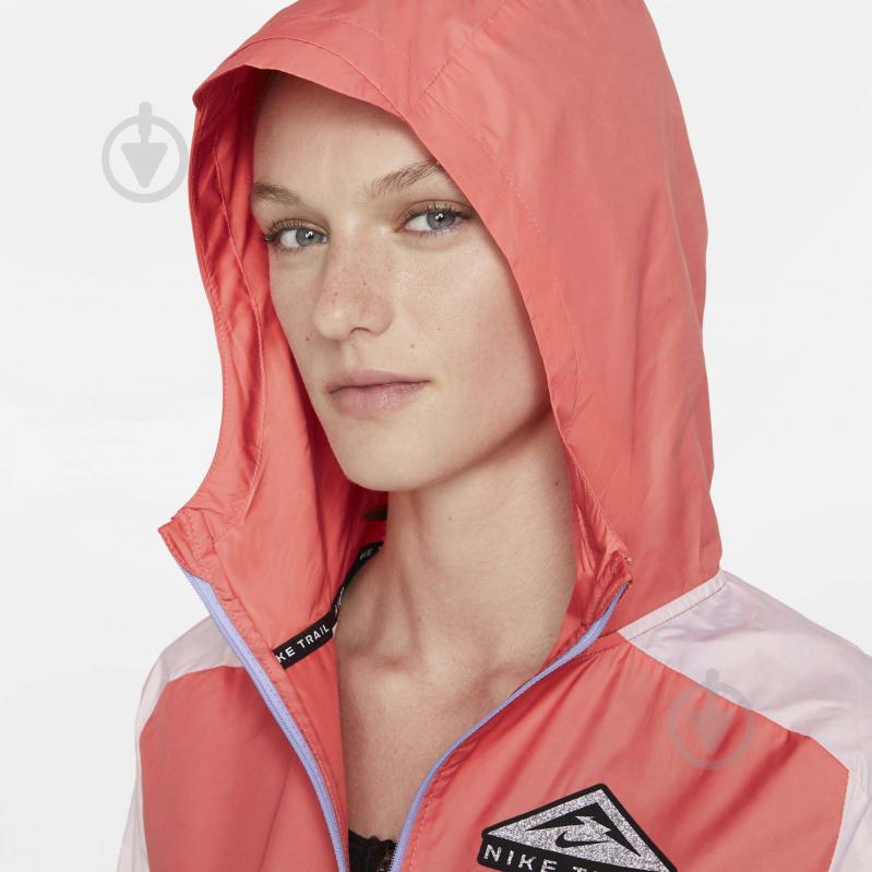 Вітрівка жіноча весняна Nike W NK SF TRAIL JKT DC8041-814 р.L бежева із рожевим - фото 4