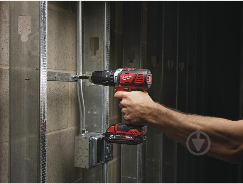 Шуруповерт ударный аккумуляторный Milwaukee M18 BPD-202С 4933443515 - фото 2