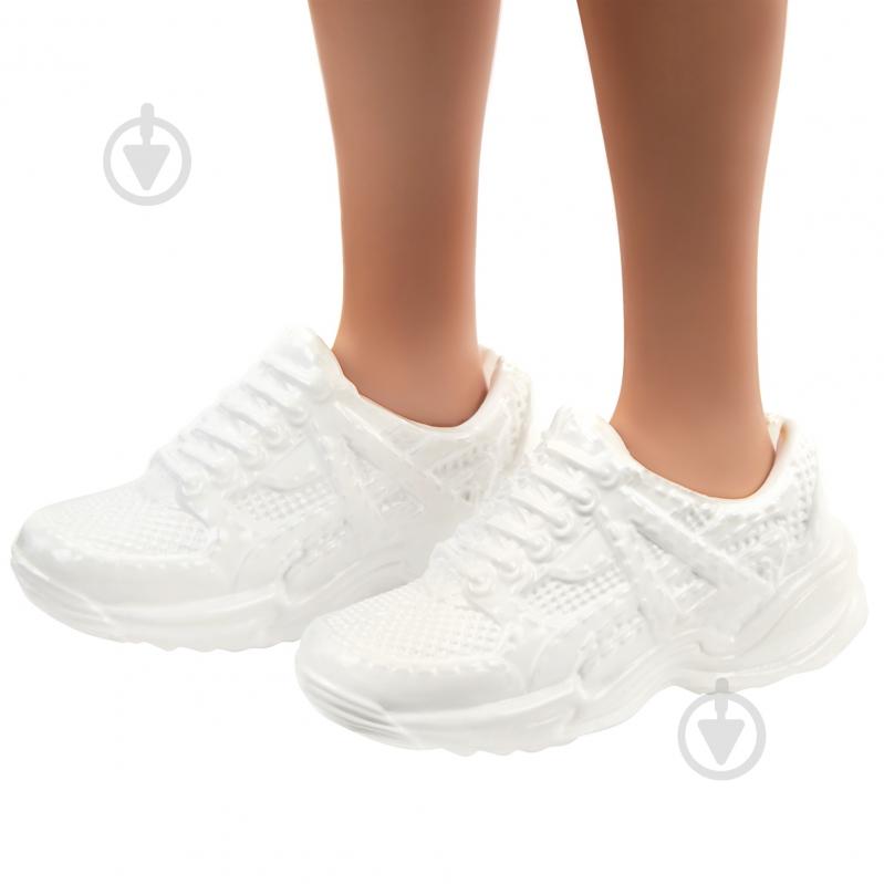 Кукла Barbie Модница в красном платье в огурцы GHW65 - фото 4 Кукла Barbie Модница в красном платье в огурцы GHW65 - фото 4