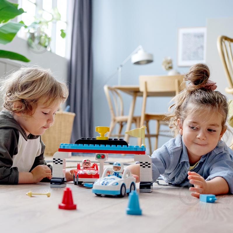 Конструктор LEGO DUPLO Гоночні автомобілі 10947 - фото 9
