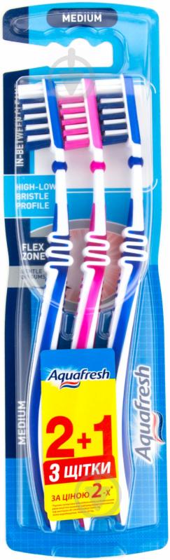 Зубна щітка Aquafresh In Between 2+1 середньої жорсткості 3 шт. - фото 1