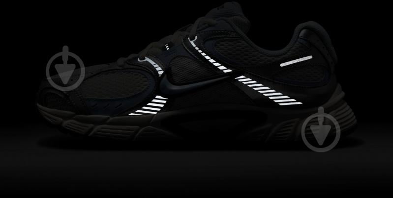 Кросівки жіночі Nike W V5 RNR HQ7901-103 р.39 білі - фото 13