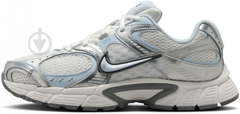 Кросівки жіночі Nike W V5 RNR HQ7901-103 р.39 білі - фото 3