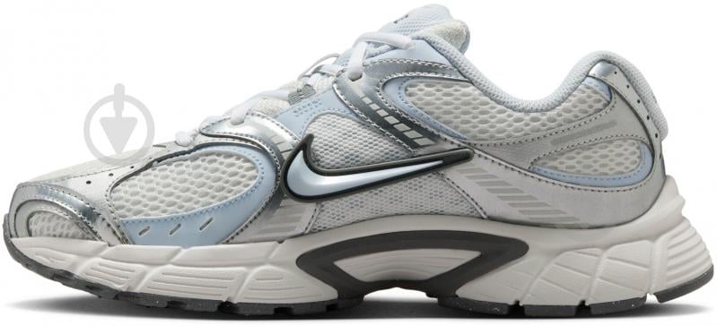 Кросівки жіночі Nike W V5 RNR HQ7901-103 р.40,5 білі - фото 4