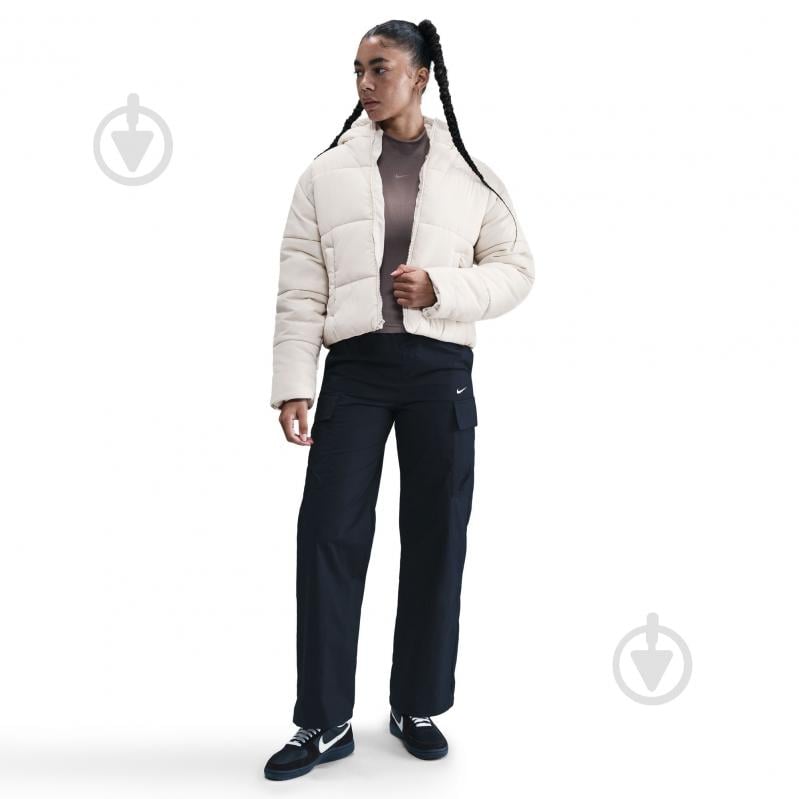 Куртка женская демисезонная Nike W NSW TF SYNFL NK CLSC PFR FZ5899-072 р.M бежевая - фото 2 Куртка женская демисезонная Nike W NSW TF SYNFL NK CLSC PFR FZ5899-072 р.M бежевая - фото 2