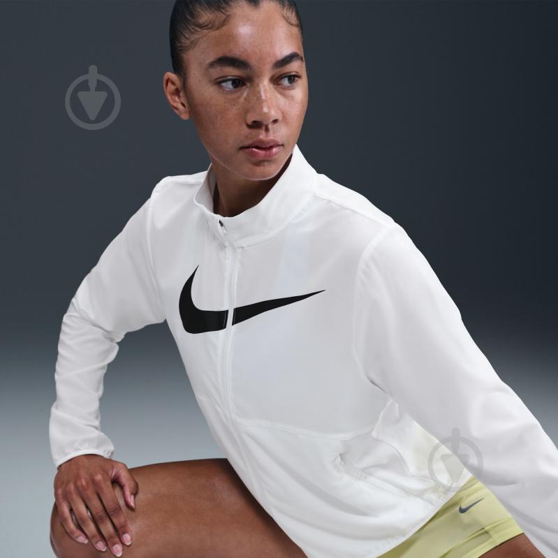 Ветровка женская Nike W NK TEMPO SWSH HBR DF JKT HV2647-100 р.S белая - фото 9