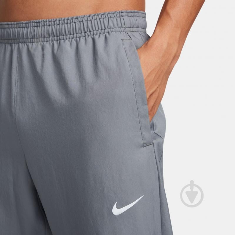 Брюки Nike M NK DF CHALLENGR WVN PANT FQ4780-084 р. M серый - фото 4 Брюки Nike M NK DF CHALLENGR WVN PANT FQ4780-084 р. M серый - фото 4