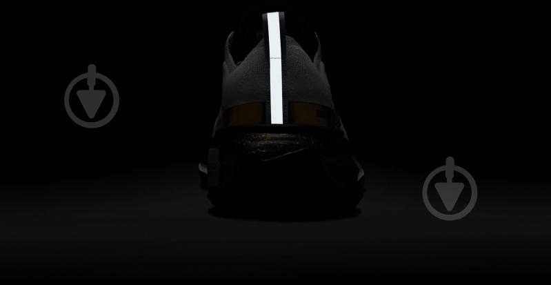 Кросівки чоловічі Nike ZOOMX INVNCBLE RN FK3 PRM IB2756-100 р.40,5 світло-сірі - фото 11