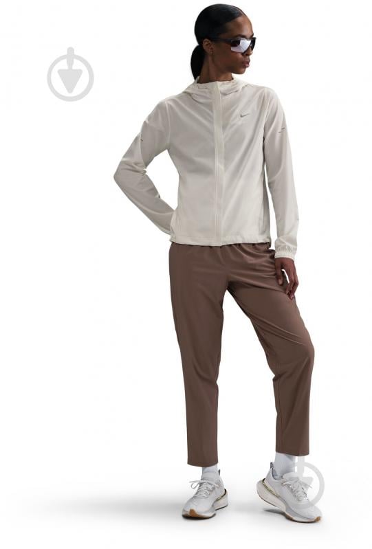 Куртка женская Nike W NK SWIFT RPL PKBL JKT HQ0650-133 р.L бежевая - фото 2 Куртка женская Nike W NK SWIFT RPL PKBL JKT HQ0650-133 р.L бежевая - фото 2