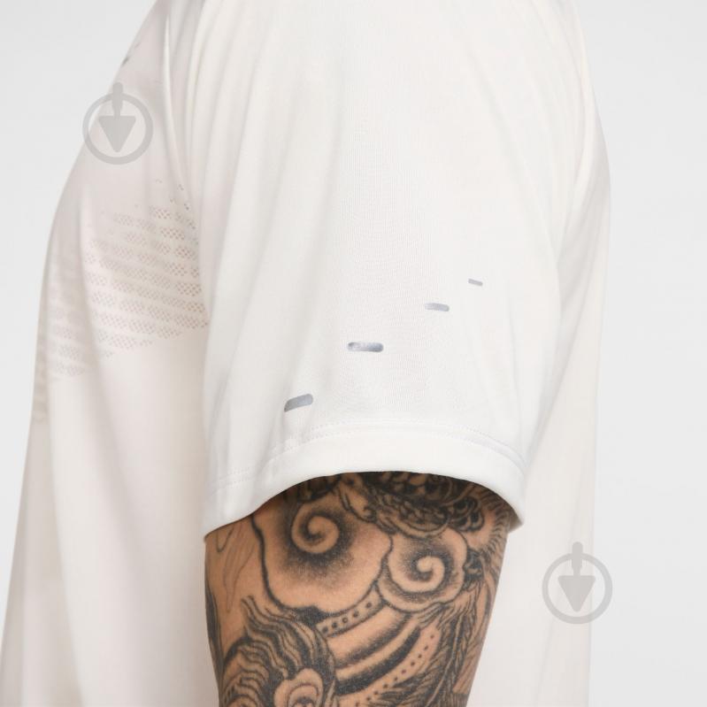 Футболка Nike M NK DFADV STRIDE SS TOP HV5203-133 р.2XL бежевый - фото 4 Футболка Nike M NK DFADV STRIDE SS TOP HV5203-133 р.2XL бежевый - фото 4