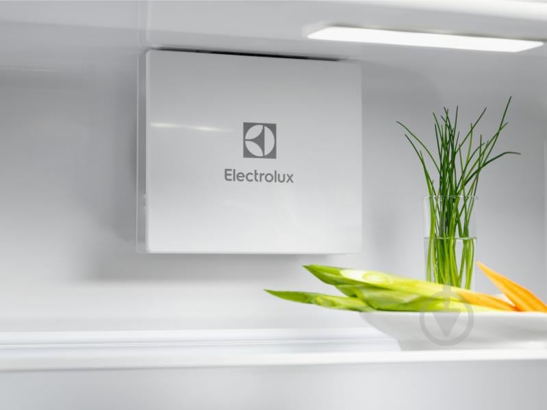 Встраиваемый холодильник Electrolux LNG7TE18S - фото 3