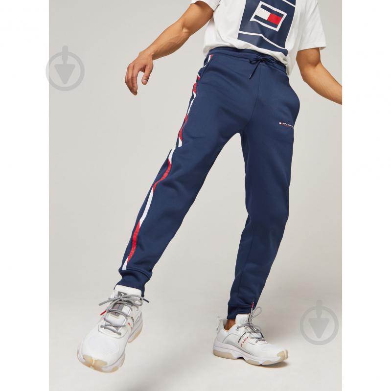 Брюки Tommy Hilfiger FLEECE TRACK PANT WITH TAPE S20S200294401 р. M темно-синий - фото 1