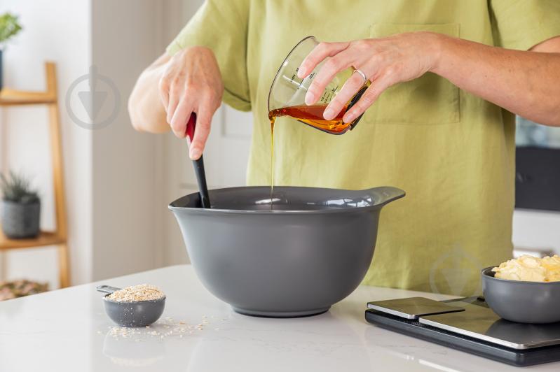 Набор мисок KitchenAid Coreline, 3шт, 2,4/3,3/4,3л, серый (KQG175OSCGG) - фото 7 Набор мисок KitchenAid Coreline, 3шт, 2,4/3,3/4,3л, серый (KQG175OSCGG) - фото 7