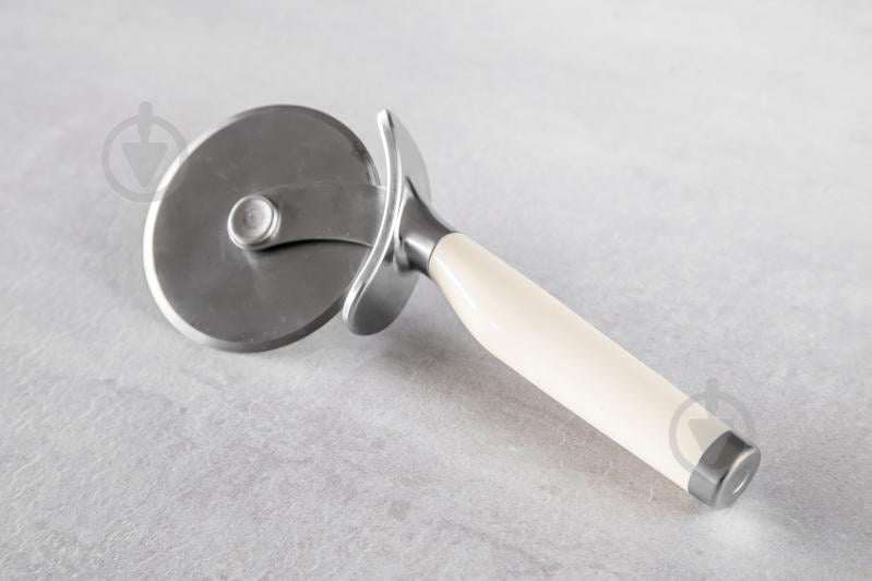 Нож для пиццы KitchenAid Coreline, 22,7 см, кремовый (KAG113OHACE) - фото 6 Нож для пиццы KitchenAid Coreline, 22,7 см, кремовый (KAG113OHACE) - фото 6