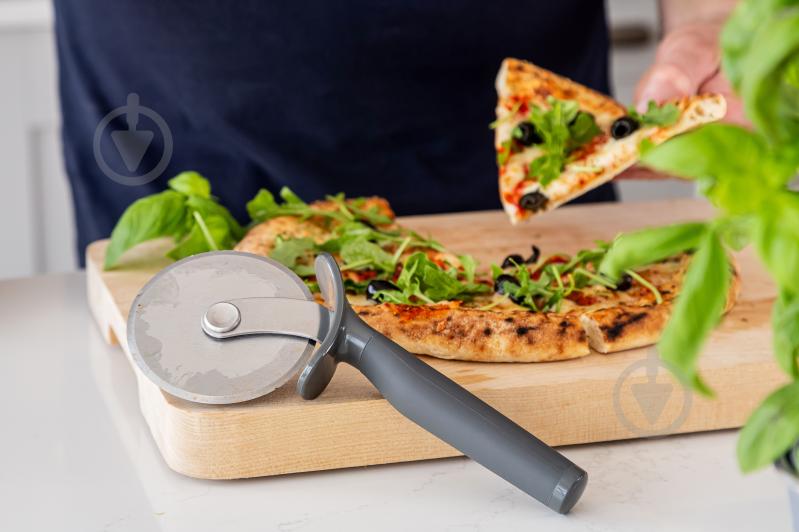 Нож для пиццы KitchenAid Coreline, 22,7 см, серый (KAS113OHCGG) - фото 11