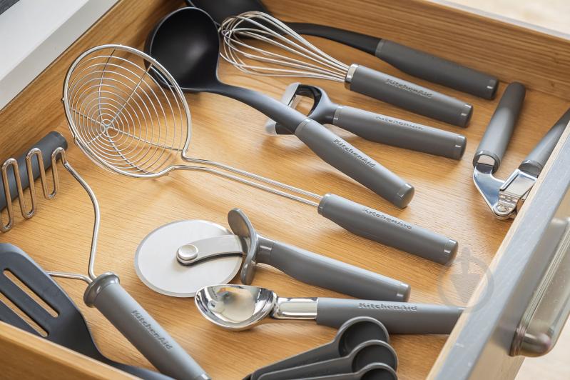 Нож для пиццы KitchenAid Coreline, 22,7 см, серый (KAS113OHCGG) - фото 10