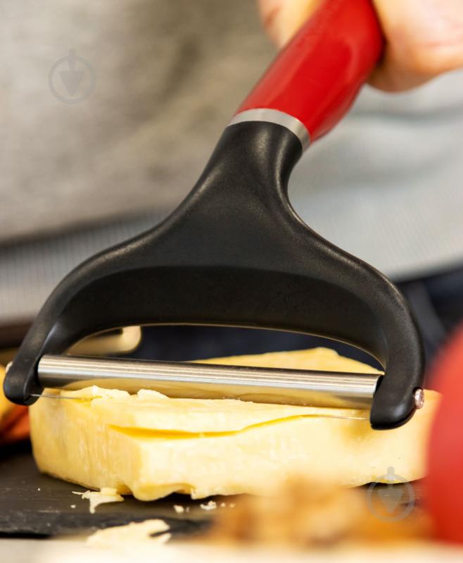 Ніж для нарізання сиру KitchenAid Coreline, 20,3 см, червоний (KAG133OHERE) - фото 6