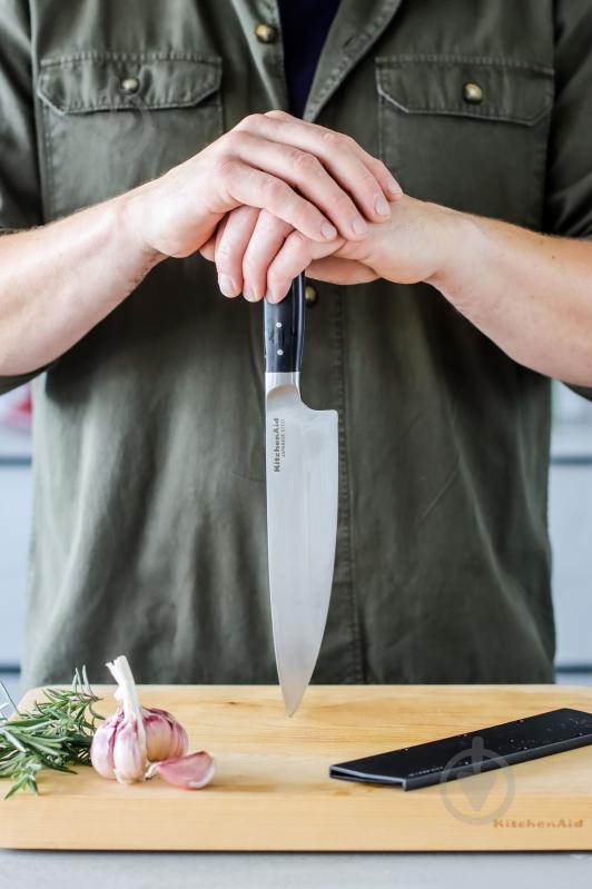 Ніж шеф-кухаря KitchenAid Coreline з захисним чохлом для леза, 20 см (KOG8IFSSOHOBA) - фото 7