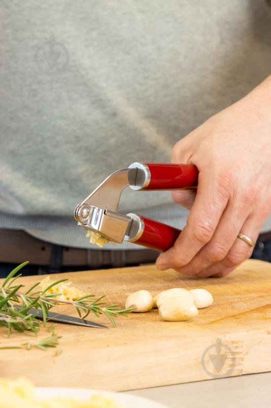 Прес для часнику KitchenAid Coreline 19 см червоний (KAG132OHERE) - фото 7