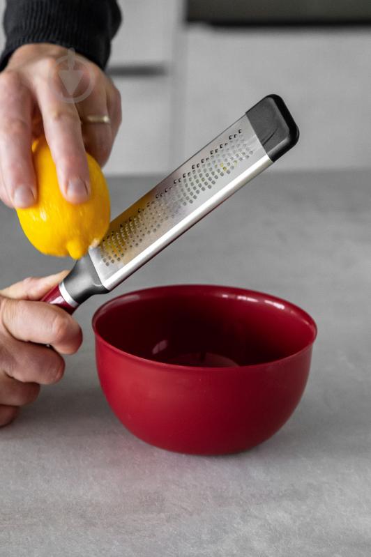 Тертка для лимона KitchenAid з чохлом, 31,7 см, червоний (KAG321OHERE) - фото 7