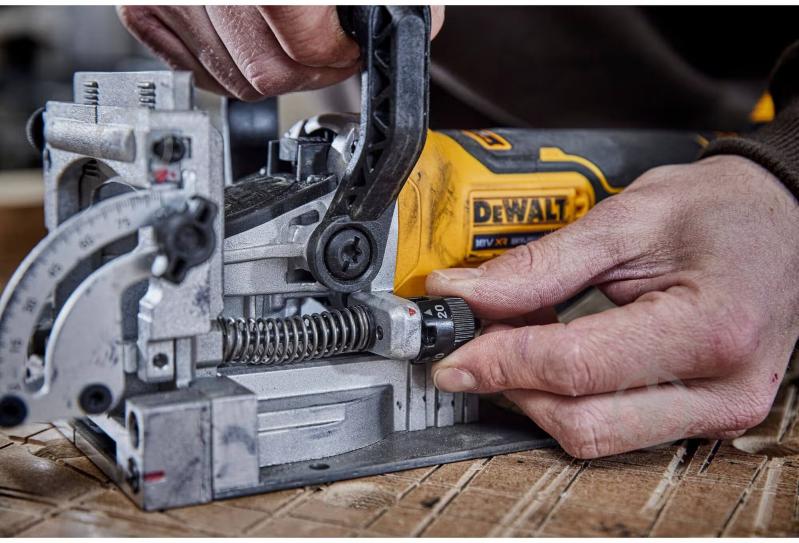 Фрезер DeWalt DCW682P2 - фото 14