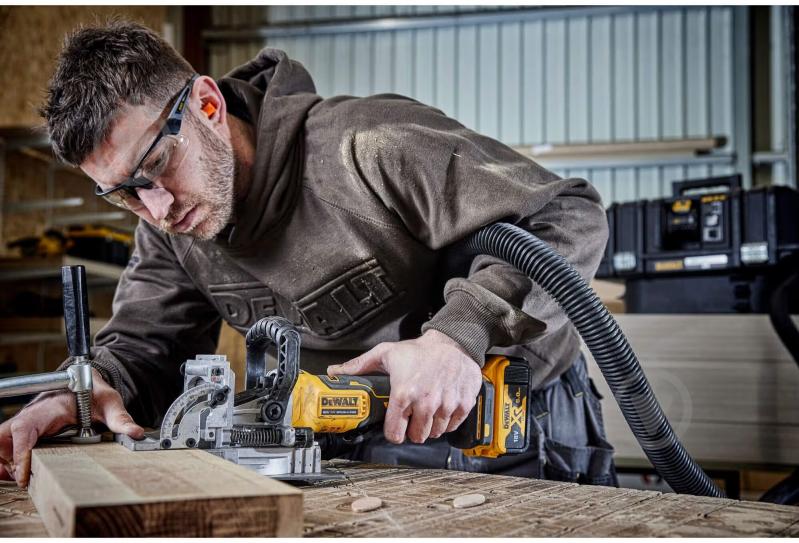 Фрезер DeWalt DCW682P2 - фото 9