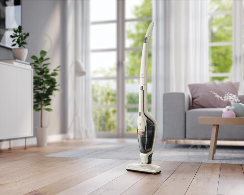 Пилосос акумуляторний Electrolux EERC73SW white - фото 4