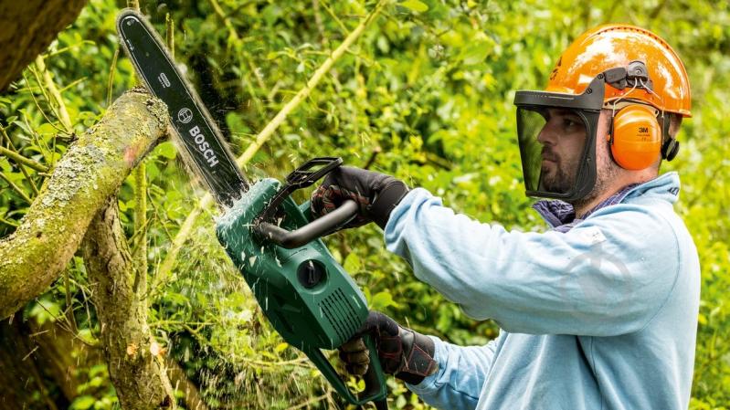 Аккумуляторная пила цепная Bosch UniversalChain 35 (06008B8303) UniversalChain 35 - фото 9 Аккумуляторная пила цепная Bosch UniversalChain 35 (06008B8303) UniversalChain 35 - фото 9