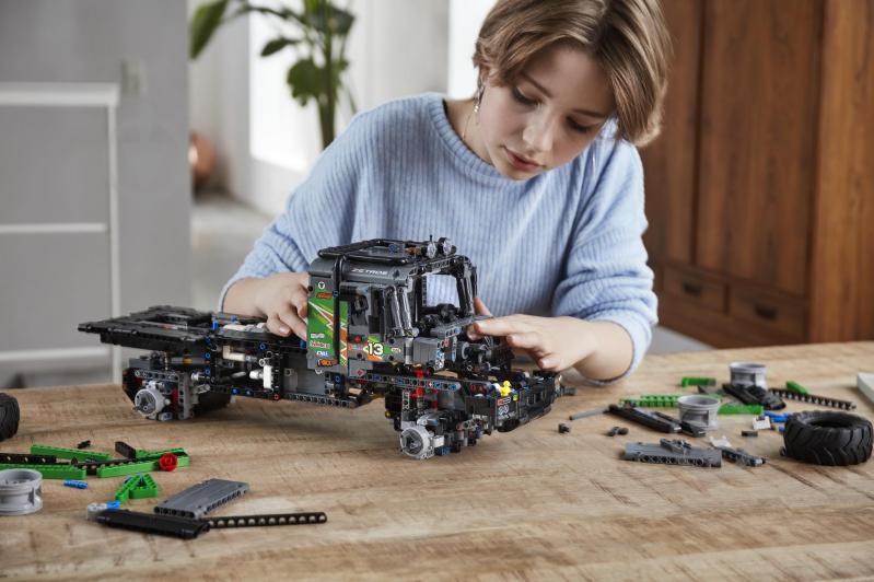 Конструктор LEGO Technic Повнопривідна вантажівка для випробувань Mercedes-Benz Zetros із керуванням з додатка 42129 - фото 6