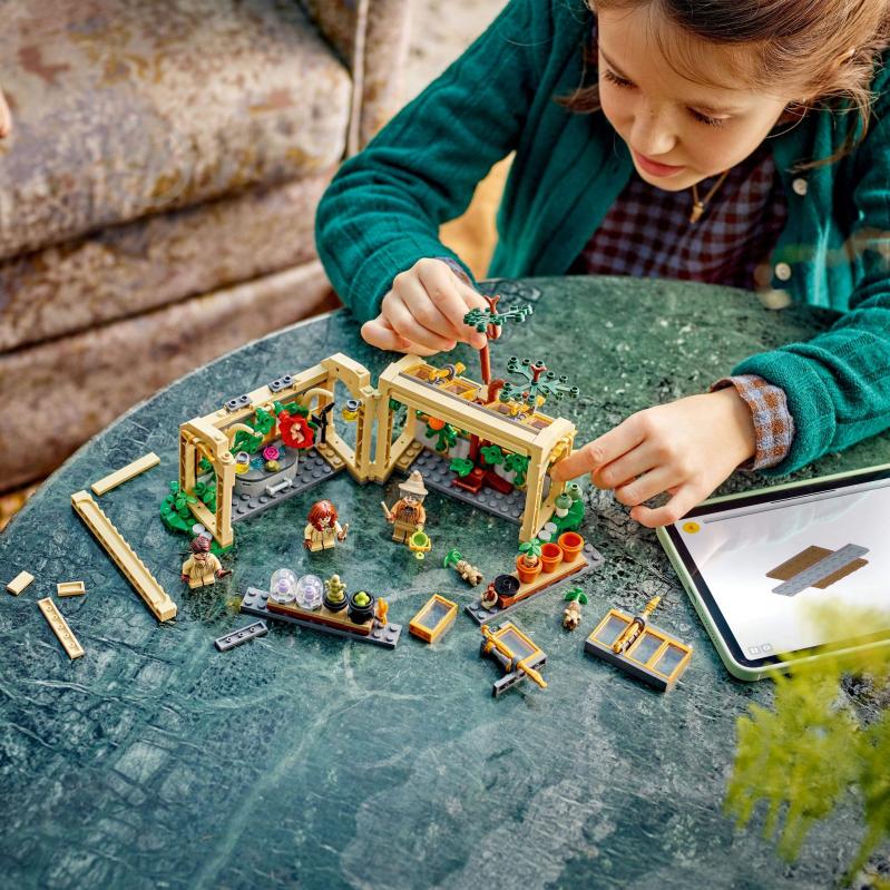 Конструктор LEGO Harry Potter Замок Хогвартс: урок гербологии 76445 - фото 10 Конструктор LEGO Harry Potter Замок Хогвартс: урок гербологии 76445 - фото 10