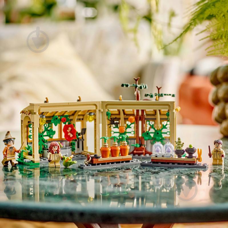 Конструктор LEGO Harry Potter Замок Хогвартс: урок гербологии 76445 - фото 12 Конструктор LEGO Harry Potter Замок Хогвартс: урок гербологии 76445 - фото 12