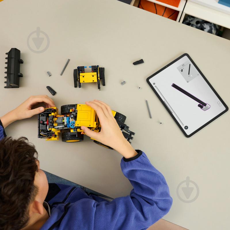 Конструктор LEGO Technic Колісний навантажувач Volvo L120 Electric 42209 - фото 5