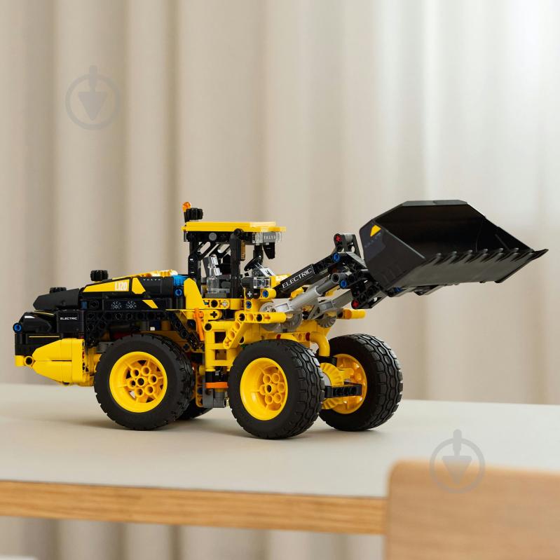 Конструктор LEGO Technic Колісний навантажувач Volvo L120 Electric 42209 - фото 6