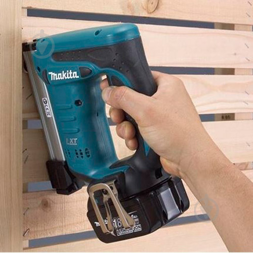 Степлер аккумуляторный Makita DST221Z - фото 3