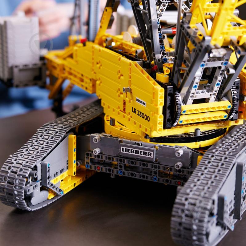 Конструктор LEGO Technic Гусеничный подъемный кран Liebherr LR 13000 42146 - фото 9