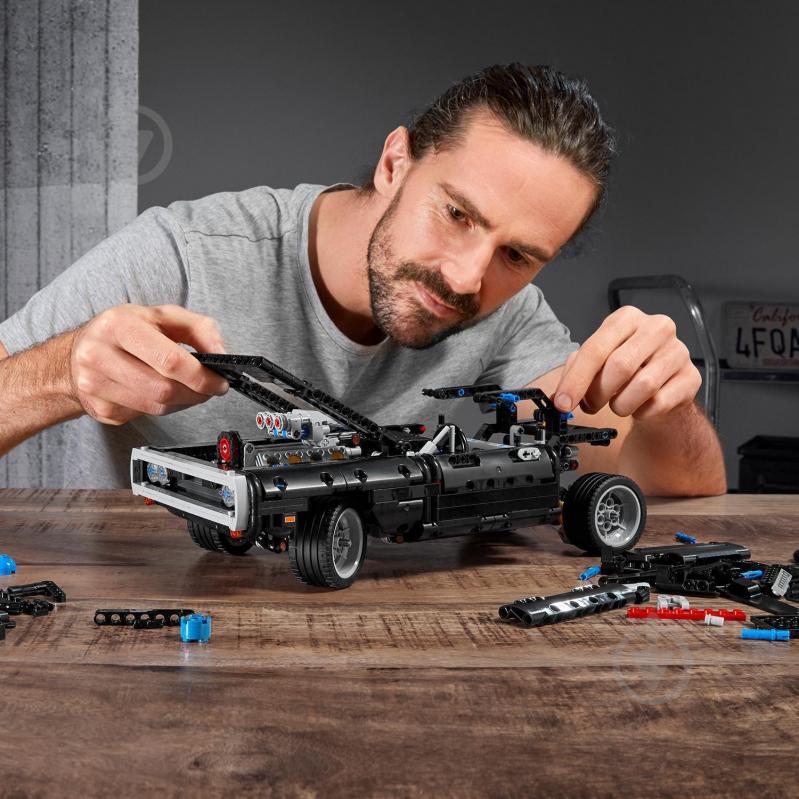 Конструктор LEGO Technic Dom's Dodge Charger 42111 - фото 9