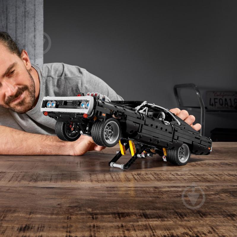 Конструктор LEGO Technic Dom's Dodge Charger 42111 - фото 6