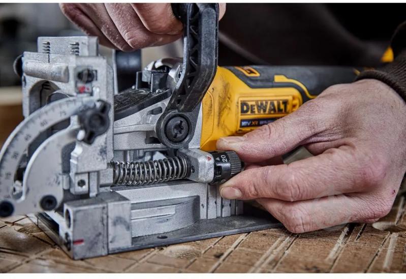 Фрезер DeWalt DCW682NT - фото 12