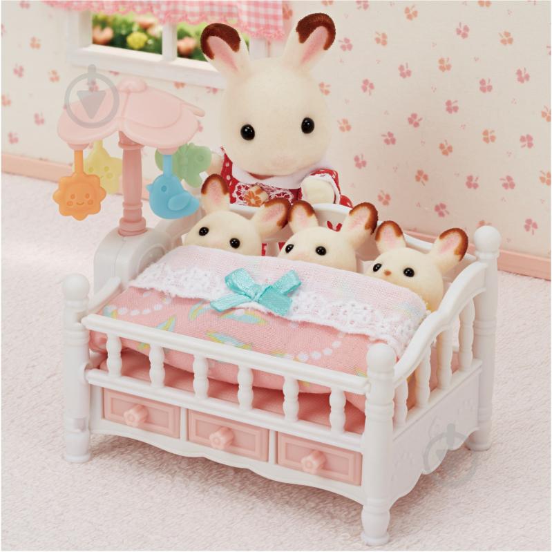 Фигурка коллекционная Sylvanian Families Детская кроватка для тройни с мобилем 5534 - фото 5