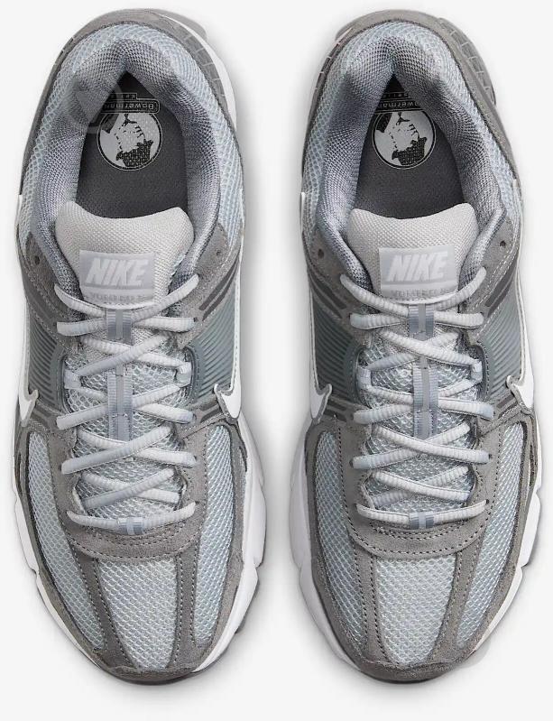 Кроссовки мужские демисезонные Nike ZOOM VOMERO 5 SDE HF1553-003 р.44 серые - фото 5 Кроссовки мужские демисезонные Nike ZOOM VOMERO 5 SDE HF1553-003 р.44 серые - фото 5