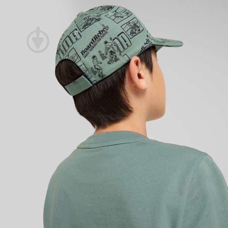 Кепка Puma ESS NO.1 LOGO AOP BB Cap Jr 02612601 OSFC зеленый - фото 4