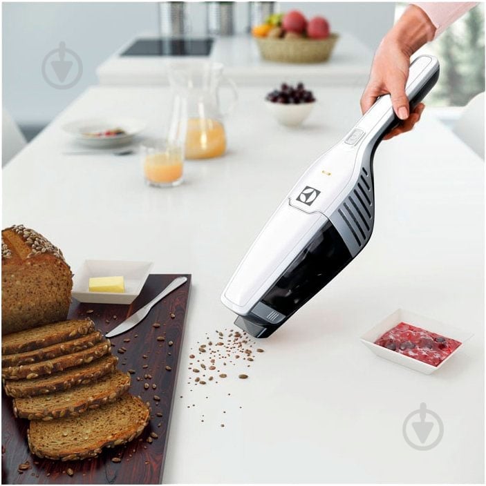 Пилосос акумуляторний Electrolux EERC70IW white - фото 7