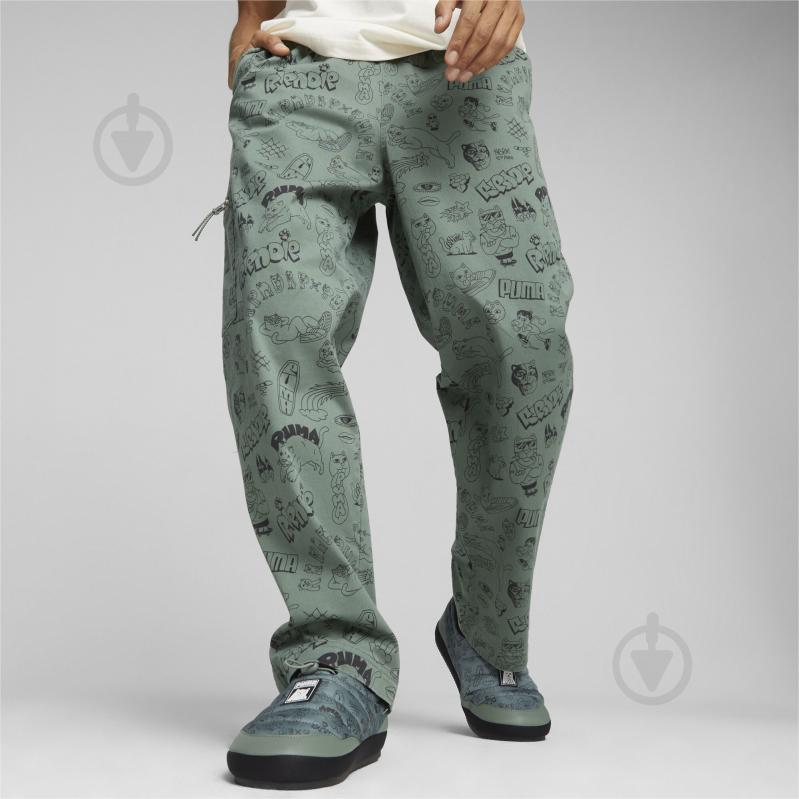 Брюки Puma PUMA X RIPNDIP AOP TWILL PANTS 62220044 р. S зеленый - фото 3 Брюки Puma PUMA X RIPNDIP AOP TWILL PANTS 62220044 р. S зеленый - фото 3